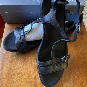 Ecco Flash Black Tstrap Sandals